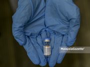 Malaysia hampiri angka 100 peratus populasi dewasa divaksin Petugas menggunakan vaksin jenis Sinovac untuk diberikan kepada warga emas di Hospital KPJ Tawakkal, Kuala Lumpur. Foto AFFAN FAUZI, 07 JUN 2021. Sinovac booster dose shot Pharmaniaga