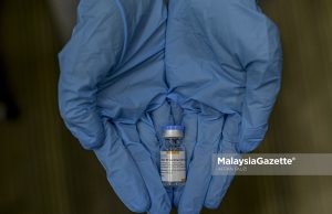 Petugas menggunakan vaksin jenis Sinovac untuk diberikan kepada warga emas di Hospital KPJ Tawakkal, Kuala Lumpur. Foto AFFAN FAUZI, 07 JUN 2021. Sinovac booster dose shot Pharmaniaga