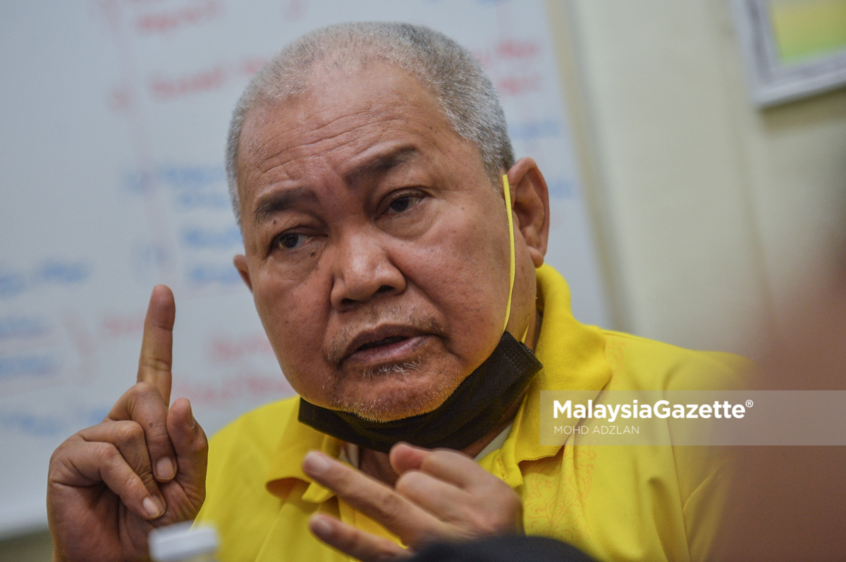 Presiden Parti Bumiputera Perkasa Malaysia (PUTRA), Datuk Dr. Ibrahim Ali bercakap kepada media ketika di bilik gerakan di DUN Paya Rumput, Melaka. Foto MOHD ADZLAN, 07 NOVEMBER 2021.