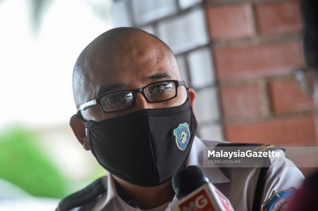    Voter, Muhamad Razif Roslan, 36 speaks to the media on the Melaka State Election.  PIX: MOHD ADZLAN / MalaysiaGazette / 07 NOVEMBER 2021.