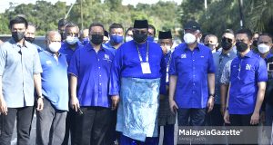 The candidate from Barisan Nasional (BN), Datuk Seri Ab. Rauf Yusoh (centre) is spotted with the BN Advisory Board Chairman, Datuk Seri Najib Tun Razak (right) at the N.02 Tanjung Bidara candidate nomination centre, Japerun Tanjung Bidara Complex, Melaka. PIX: FAREEZ FADZIL / MalaysiaGazette / 08 NOVEMBER 2021. Sulaiman Md Ali Chief Minister