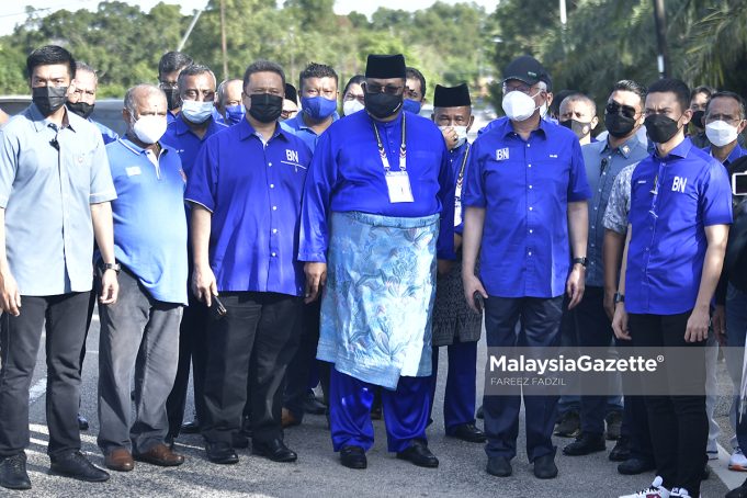 The candidate from Barisan Nasional (BN), Datuk Seri Ab. Rauf Yusoh (centre) is spotted with the BN Advisory Board Chairman, Datuk Seri Najib Tun Razak (right) at the N.02 Tanjung Bidara candidate nomination centre, Japerun Tanjung Bidara Complex, Melaka. PIX: FAREEZ FADZIL / MalaysiaGazette / 08 NOVEMBER 2021. Sulaiman Md Ali Chief Minister