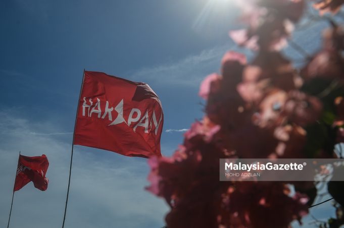 The Pakatan Harapan flag is seen in Melaka in conjunction with the upcoming Melaka State Election. PIX: MOHD ADZLAN / MalaysiaGazette / 08 NOVEMBER 2021