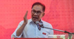 Chairman of Pakatan Harapan (PH) Datuk Seri Anwar Ibrahim PIX: MOHD ADZLAN / MalaysiaGazette / 10 NOVEMBER 2021. DAPSY DAP youth leaders Melaka state election