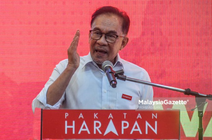 Chairman of Pakatan Harapan (PH) Datuk Seri Anwar Ibrahim PIX: MOHD ADZLAN / MalaysiaGazette / 10 NOVEMBER 2021. DAPSY DAP youth leaders Melaka state election