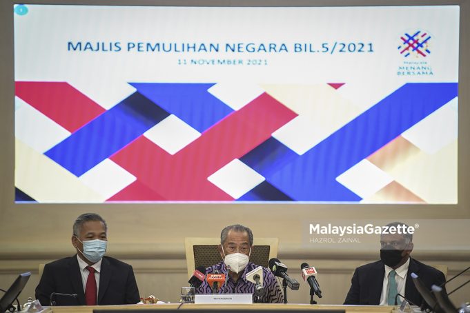reopen national border international tourists travellers The Chairman of National Recovery Council (MPN), Tan Sri Muhyiddin Yassin at a news conference after chairing the MPN meeting at the Ministry of Finance, Putrajaya. PIX: HAZROL ZAINAL / MalaysiaGazette / 11 NOVEMBER 2021.