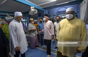 Najib Razak dan Calon BN Solat Jumaat Dengan Pengundi #PRNMelaka