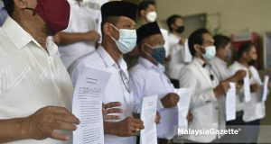 Melaka polls Independent candidates showing their Statutory Declarations (SD) to ensure that they will not join any political party if they win the Melaka State Election. PIX: FAREEZ FADZIL / MalaysiaGazette / 15 NOVEMBER 2021.