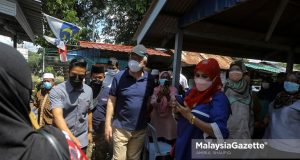 The Member of Parliament of Pekan, Datuk Seri Najib Razak having a meet and greet session with the locals during his visit at Kampung Nelayan Tanjung Kling, Melaka. PIX: AMIRUL SHAUFIQ / MalaysiaGazette / 29 OCTOBER 2021.