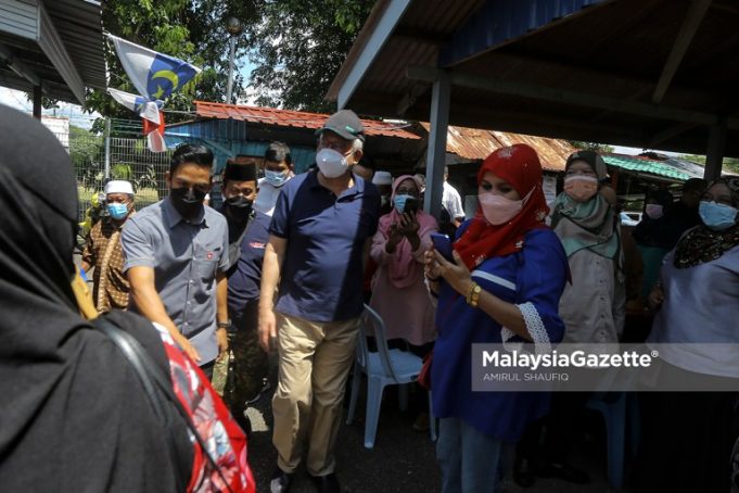 The Member of Parliament of Pekan, Datuk Seri Najib Razak having a meet and greet session with the locals during his visit at Kampung Nelayan Tanjung Kling, Melaka. PIX: AMIRUL SHAUFIQ / MalaysiaGazette / 29 OCTOBER 2021.