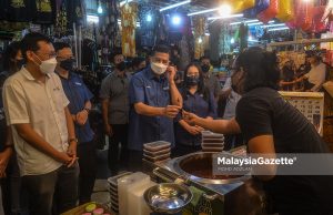 Poster guna gambar Muhyiddin untuk yakinkan pengundi – Azmin