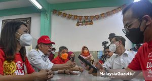The Chairman of Pakatan Harapan (PH), Datuk Seri Anwar Ibrahim (second left) with the President of AMANAH, Mohamad Sabu (third left), Secretary-General of DAP, Lim Guan Eng (second right) and the N.22 Bandar Hilir candidate from PH, Leng Chau Yen (left) in a discussion on the Melaka State Election. PIX: SYAFIQ AMBAK / MalaysiaGazette / 18 NOVEMBER 2021. coalition Mas Ermieyati Samsudin CM Chief Minister Melaka