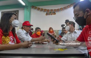 The Chairman of Pakatan Harapan (PH), Datuk Seri Anwar Ibrahim (second left) with the President of AMANAH, Mohamad Sabu (third left), Secretary-General of DAP, Lim Guan Eng (second right) and the N.22 Bandar Hilir candidate from PH, Leng Chau Yen (left) in a discussion on the Melaka State Election. PIX: SYAFIQ AMBAK / MalaysiaGazette / 18 NOVEMBER 2021. coalition Mas Ermieyati Samsudin CM Chief Minister Melaka