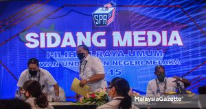 BN wins Melaka state election The Chairman of Election Commission (EC), Datuk Abdul Ghani Salleh announced that the Barisan Nasional has won the Melaka State Election. PIX: MOHD ADZLAN / MalaysiaGazette/ 20 NOVEMBER 2021.