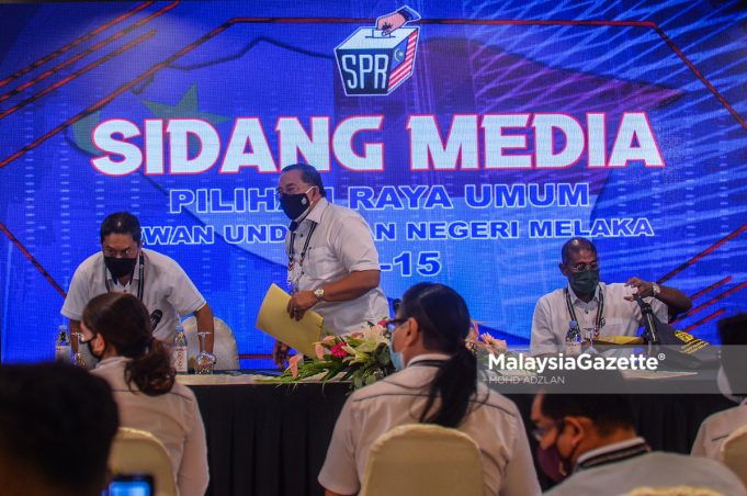 BN wins Melaka state election The Chairman of Election Commission (EC), Datuk Abdul Ghani Salleh announced that the Barisan Nasional has won the Melaka State Election. PIX: MOHD ADZLAN / MalaysiaGazette/ 20 NOVEMBER 2021.