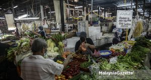 FILE PIX: A man buying vegetables from a vegetables stall at the Dato Keramat Market in Kuala Lumpur. PIX: AFFAN FAUZI / MalaysiaGazette / 26 JANUARY 2021. Consumers' Association of Penang CAP price hike increase KPDNHEP FAMA