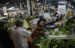 FILE PIX: A man buying vegetables from a vegetables stall at the Dato Keramat Market in Kuala Lumpur. PIX: AFFAN FAUZI / MalaysiaGazette / 26 JANUARY 2021. Consumers' Association of Penang CAP price hike increase KPDNHEP FAMA