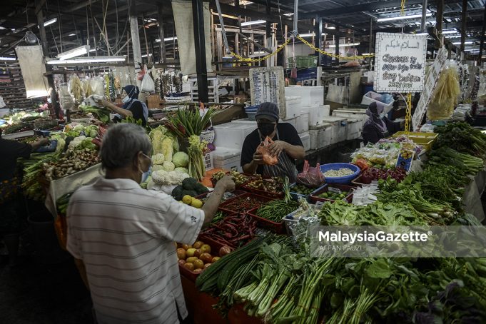 FILE PIX: A man buying vegetables from a vegetables stall at the Dato Keramat Market in Kuala Lumpur. PIX: AFFAN FAUZI / MalaysiaGazette / 26 JANUARY 2021. Consumers' Association of Penang CAP price hike increase KPDNHEP FAMA
