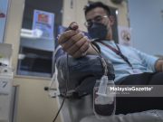 A blood donor donating blood in conjunction with the Blood Donation Campaign at National Blood Bank, Kuala Lumpur. PIX: HAZROL ZAINAL / MalaysiaGazette / 29 NOVEMBER 2021 Type O blood A B AB donation