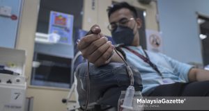 A blood donor donating blood in conjunction with the Blood Donation Campaign at National Blood Bank, Kuala Lumpur. PIX: HAZROL ZAINAL / MalaysiaGazette / 29 NOVEMBER 2021 Type O blood A B AB donation