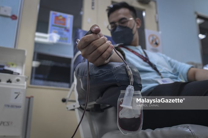 A blood donor donating blood in conjunction with the Blood Donation Campaign at National Blood Bank, Kuala Lumpur. PIX: HAZROL ZAINAL / MalaysiaGazette / 29 NOVEMBER 2021 Type O blood A B AB donation