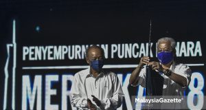 second tallest tower world Prime Minister, Datuk Seri Ismail Sabri Yaakob is accompanied by the Chairman of PNB Group, Tun Arifin Zakaria (left) as he performs the launch gimmick for the Merdeka 118 Tower at Kuala Lumpur. PIX: AFFAN FAUZI / MalaysiaGazette / 30 NOVEMBER 2021.