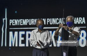 second tallest tower world Prime Minister, Datuk Seri Ismail Sabri Yaakob is accompanied by the Chairman of PNB Group, Tun Arifin Zakaria (left) as he performs the launch gimmick for the Merdeka 118 Tower at Kuala Lumpur. PIX: AFFAN FAUZI / MalaysiaGazette / 30 NOVEMBER 2021.