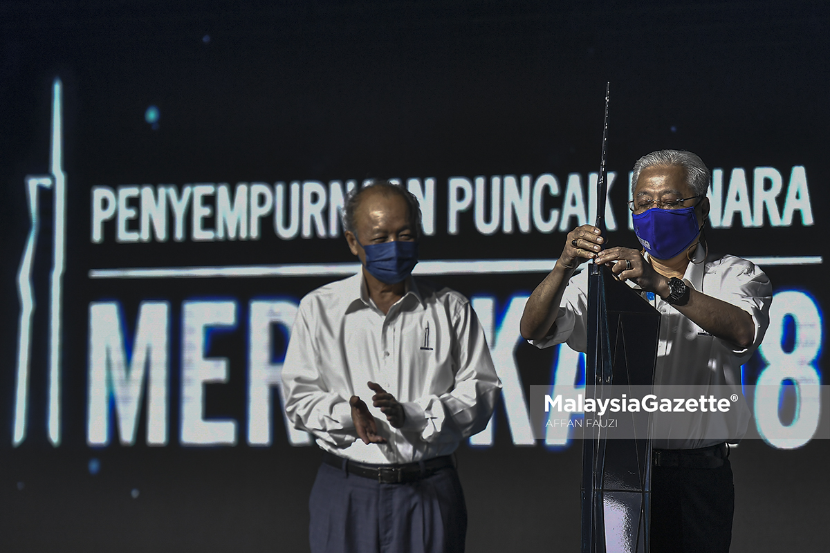 second tallest tower world Prime Minister, Datuk Seri Ismail Sabri Yaakob is accompanied by the Chairman of PNB Group, Tun Arifin Zakaria (left) as he performs the launch gimmick for the Merdeka 118 Tower at Kuala Lumpur. PIX: AFFAN FAUZI / MalaysiaGazette / 30 NOVEMBER 2021.