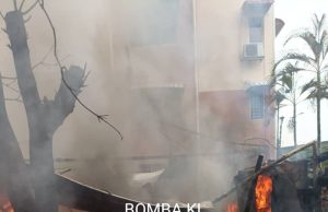 Empat kereta terbakar