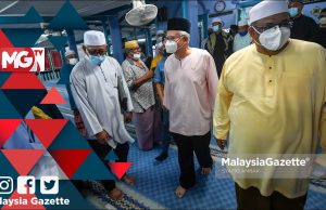 PRN Melaka: Najib dan Rauf Menyantuni Penduduk Masjid Tanjung Bidara