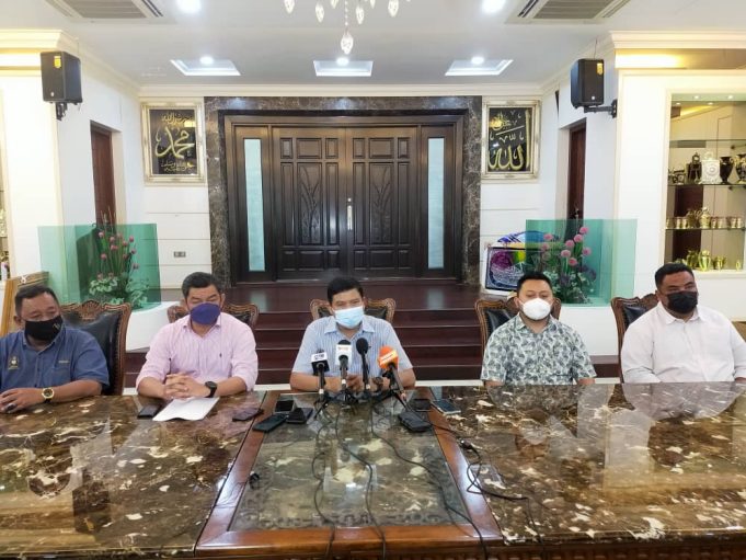Mohamad Ali (centre) with Rospandi (far left), Abdul Razak, Mohd Ridhwan and Mohd Noor Helmy at a news conference in Melaka today. Melaka state election UMNO Bersatu PAS