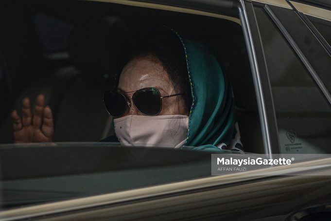 Datin Seri Rosmah Mansor, the wife of former Prime Minister, Datuk Seri Najib Razak arrives at the Kuala Lumpur Courts Complex for her corruption trial of the solar hybrid project for Sarawak rural schools. PIX: FAREEZ FADZIL / MalaysiaGazette / 08 DECEMBER 2021