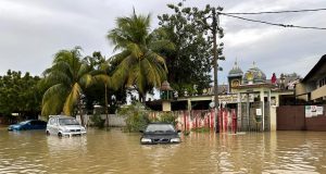 Residents of Taman Sri Muda, Shah Alam, especially from Section 23, 24 and 25 are still stranded in that area since the big flood hit the Klang Valley two days ago (18 Dec