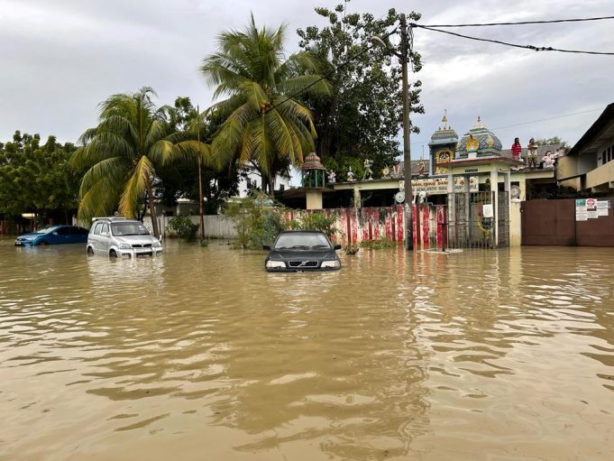 Residents of Taman Sri Muda, Shah Alam, especially from Section 23, 24 and 25 are still stranded in that area since the big flood hit the Klang Valley two days ago (18 Dec