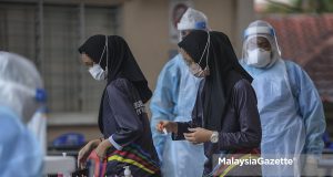 The students from Sekolah Seri Puteri, Cyberjaya going for Covid-19 screening after an outbreak in the school. PIX: MALAYSIA GAZETTE / MalaysiaGazette / 02 DECEMBER 2021