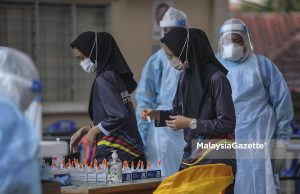 The students from Sekolah Seri Puteri, Cyberjaya going for Covid-19 screening after an outbreak in the school. PIX: MALAYSIA GAZETTE / MalaysiaGazette / 02 DECEMBER 2021