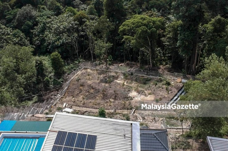 The aerial view of the encroached Bukit Cherakah Forest Reserve behind the Taman Bukit Bayu U10 bungalow lots in Shah Alam.     PIX: MOHD ADZLAN / MalaysiaGazette / 05 DECEMBER 2021