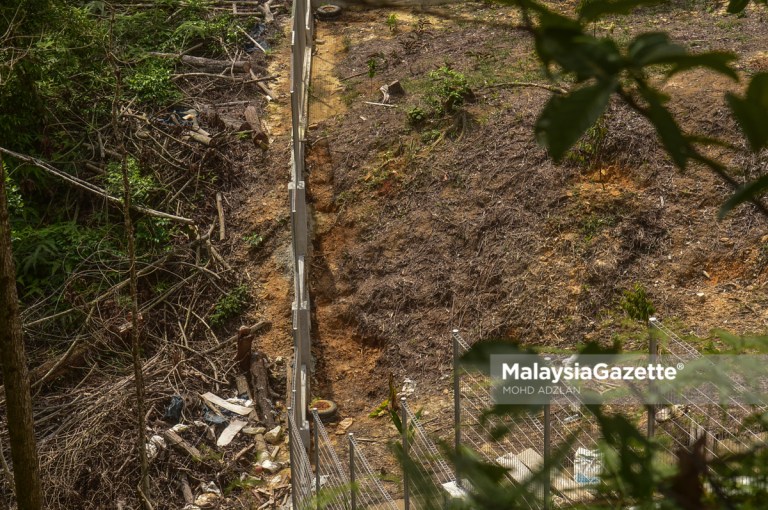    Among the trees that have been chopped off behind the bungalows at Taman Bukit Bayu 10, Shah Alam.     PIX: MOHD ADZLAN / MalaysiaGazette / 05 DECEMBER 2021.