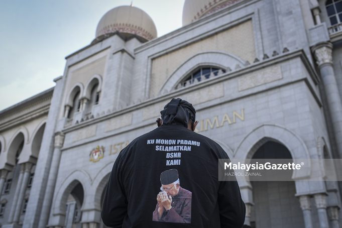 appeal conviction Najib A supporter of Datuk Seri Najib Razak wearing a T-Shirt with ‘Ku Mohon PadaMu Selamatkan DSNR Kami’ inscribed on it as a sign of support to the former Prime Minister on his appeal verdict day at the Palace of Justice, Putrajaya. PIX: HAZROL ZAINAL / MalaysiaGazette / 08 DISEMBER 2021. SRC International Sdn Bhd appeal verdict