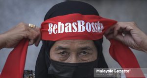 (Picture for representational purposes only). A supporting wearing the ‘Bebas Bossku’ headband as a sign of support for former Prime Minister, Datuk Seri Najib Tun Razak, following his guilty verdict for the money-laundering trial involving SRC International Sdn Bhd at the Palace of Justice in Putrajaya. PIX: HAZROL ZAINAL / MalaysiaGazette / 08 DECEMBER 2021. UMNO BN Barisan Nasional Malaysia mudah lupa