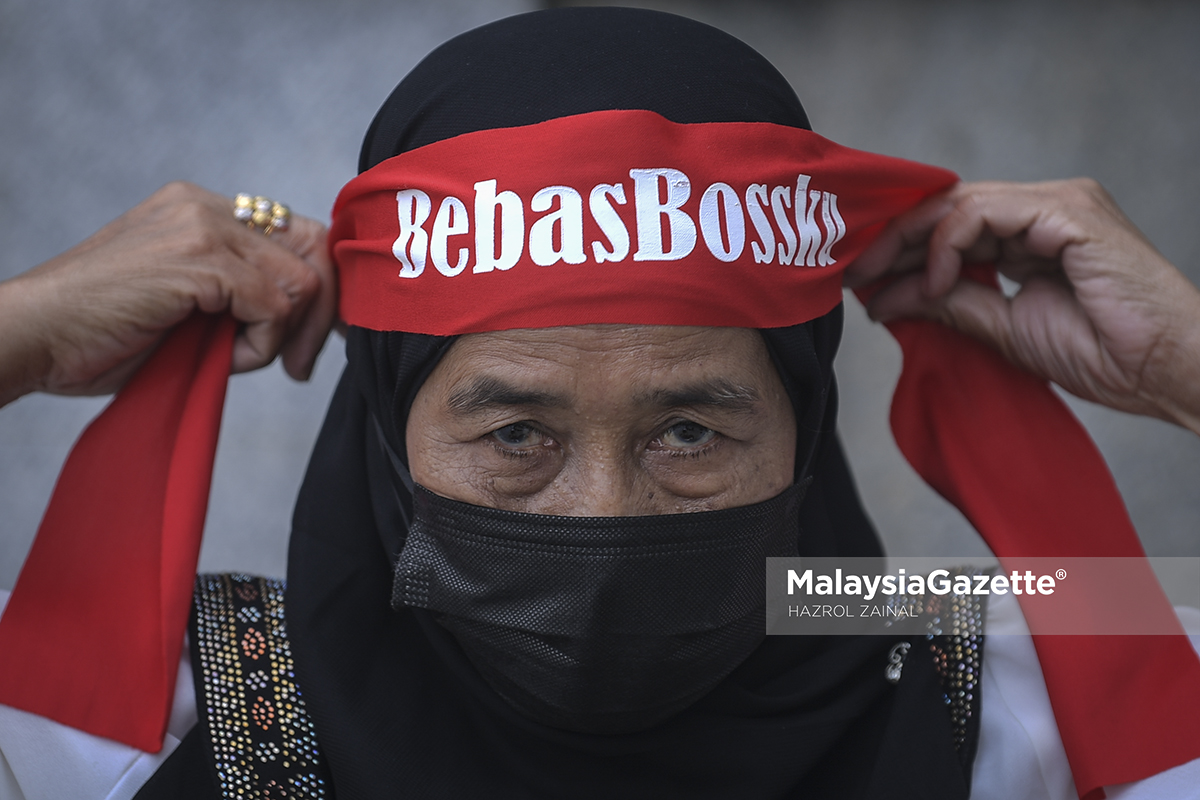 (Picture for representational purposes only). A supporting wearing the ‘Bebas Bossku’ headband as a sign of support for former Prime Minister, Datuk Seri Najib Tun Razak, following his guilty verdict for the money-laundering trial involving SRC International Sdn Bhd at the Palace of Justice in Putrajaya. PIX: HAZROL ZAINAL / MalaysiaGazette / 08 DECEMBER 2021. UMNO BN Barisan Nasional Malaysia mudah lupa