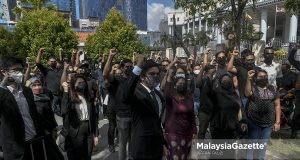 The Member of Parliament of Muar, Syed Saddiq Syed Abdul Rahman along and his supporters at the Kuala Lumpur Courts Complex after the hearing on the registration status of Malaysian United Democratic Alliance (MUDA) as a political party. PIX: AFFAN FAUZI / MalaysiaGazette / 14 DECEMBER 2021.