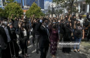 The Member of Parliament of Muar, Syed Saddiq Syed Abdul Rahman along and his supporters at the Kuala Lumpur Courts Complex after the hearing on the registration status of Malaysian United Democratic Alliance (MUDA) as a political party. PIX: AFFAN FAUZI / MalaysiaGazette / 14 DECEMBER 2021.