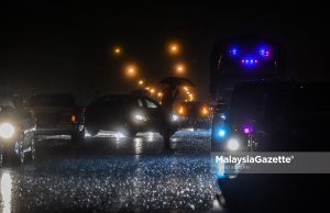 Lebih puluhan kereta berhenti ditengah jalan akibat laluan jalan utama dinaiki air berikutan hujan lebat berpanjangan bermula dari pagi sehingga lewat malam ketika tinjauan lensa Malaysia Gazette di sekitar Shah Alam, Selangor. Foto MOHD ADZLAN, 18 DISEMBER 2021. thunderstorm heavy downpour rain weather forecast