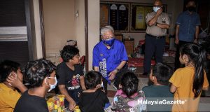 Prime Minister Datuk Seri Ismail Sabri Yaakob visits the flood victims at the temporary shelter in Selangor. PIXL MalaysiaGazette / 19 DECEMBER 2021. Perdana Menteri Datuk Seri Ismail Sabri Yaakob sempat beramah mesra dengan sebahagian kanak-kanak ketika melawat mangsa-mangsa banjir di Pusat Pemindahan Sementara (PPS) di Sekolah Kebangsaan Telok Gong, Klang, Selangor. Foto MALAYSIA GAZETTE, 19 DISEMBER 2021. flood management