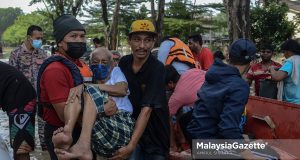 Residents from Taman Sri Muda rescuing flood victims who were stranded for two days in their homes at Section 25, Taman Sri Muda, Shah Alam, Selangor following the continuous heavy rain. PIX: AMIRUL SHAUFIQ / MalaysiaGazette / 20 DECEMBER 2021. Covid-19 positive