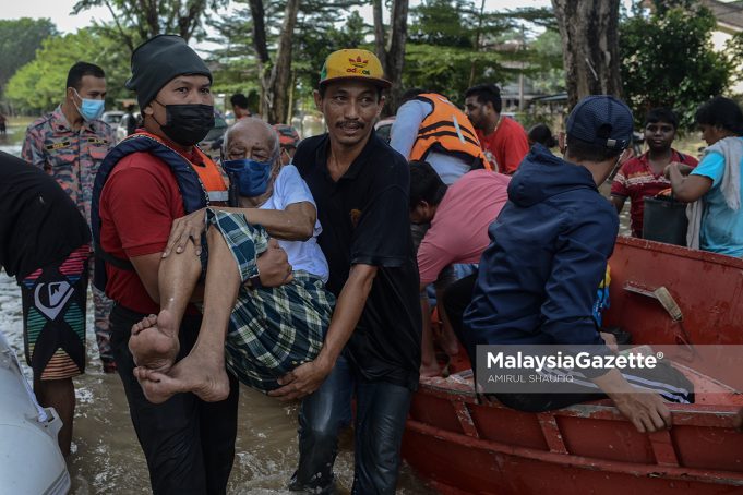 Residents from Taman Sri Muda rescuing flood victims who were stranded for two days in their homes at Section 25, Taman Sri Muda, Shah Alam, Selangor following the continuous heavy rain. PIX: AMIRUL SHAUFIQ / MalaysiaGazette / 20 DECEMBER 2021. Covid-19 positive