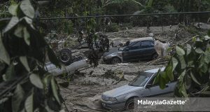 The vehicles are damaged in the flood following continuous heavy downpour at Hulu Langat, Selangor. PIX: AFFAN FAUZI / MalaysiaGazette / 20 December 2021. Beberapa buah kenderaan milik penduduk yang musnah akibat dilanda banjir dua hari lepas ketika tinjauan lensa Malaysia Gazette di Hulu Langat, Selangor. Foto AFFAN FAUZI, 20 DISEMBER 2021. death toll floods