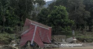 A house collapsed during the flood which hit Hulu Langat, Selangor. PIX: AFFAN FAUZI / MalaysiaGazette /20 DECEMBER 2021. Keadaan sebuah rumah yang musnah dilanda banjir ketika tinjauan lensa Malaysia Gazette di Hulu Langat, Selangor. Foto AFFAN FAUZI, 20 DISEMBER 2021. death toll