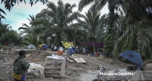 The Orang Asli community had to seek shelter on a hilltop after their village, Kampung Orang Asli Bukit Tampoi Seberang, Dengkil, Selangor was submerged in the flood. PIX: HAZROL ZAINAL / MalaysiaGazette / 22 DECEMBER 2021